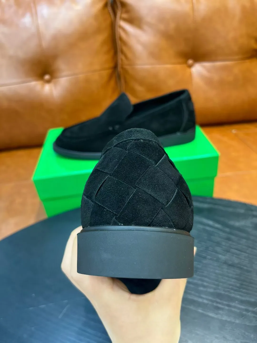 [BV] Top P: 780💰 Size: Male 39-44 (38.45 non-refundable) Bottega Veneta 2025 autumn and winter counter synchronization style. Bottega Veneta BV's new driving shoes have a slip-on design with suede upper, BV's unique weaving design on the heel, and a weaving pattern on the outsole.